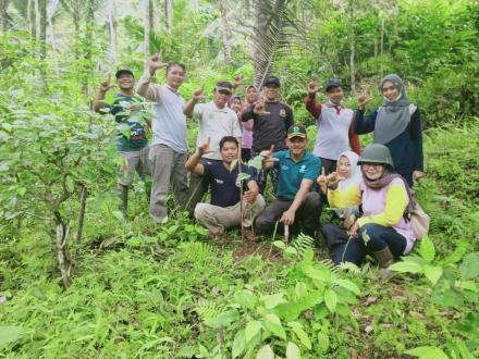 PENANAMAN KAYU TUTUP SUMBER AIR